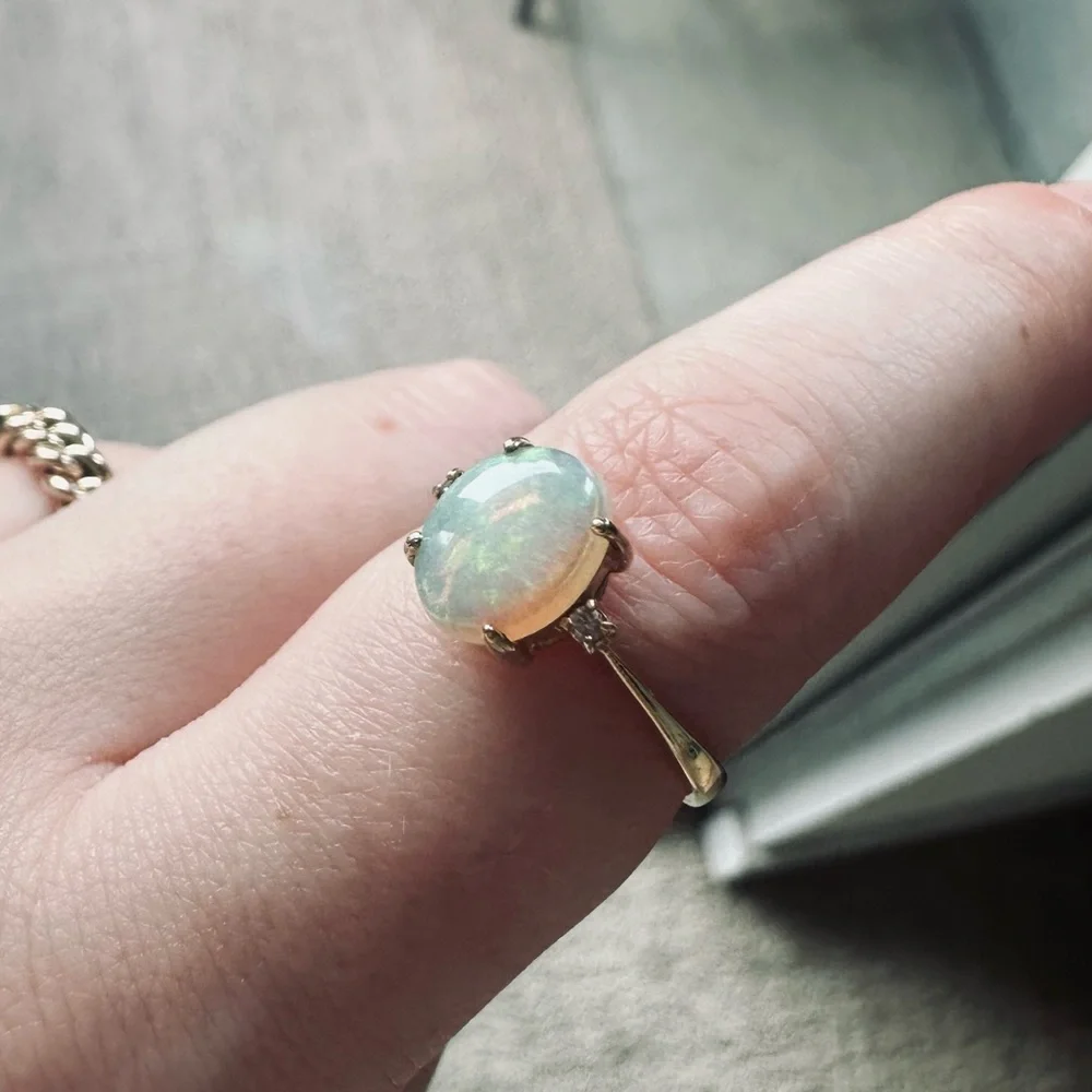 Elegant Gold Opal Ring - Picture 2 of 4